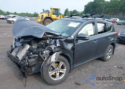 2015 Toyota Rav4 Xle z USA, uszkodzony, nr VIN JTMRFREV9FD146574